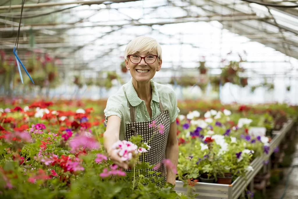 Como Preparar o Solo na Primavera - senior-woman-working-in-flower-garden