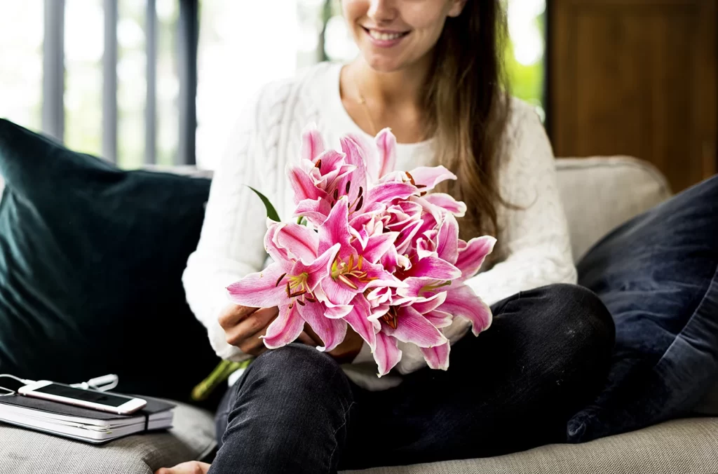 mulher segurando bouquet de orquideas